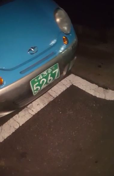 강아지를 차에 가둬놓고 키웁니다.