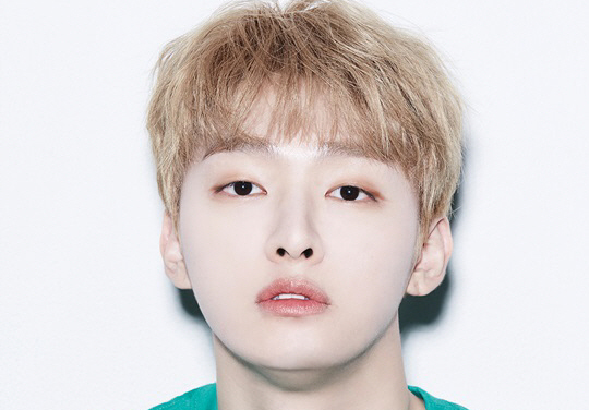 윤지성 팬클럽의 후원금 전달