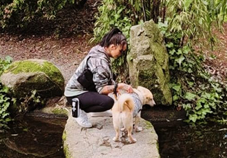 [해외입양] 봄날을 즐기며 친구와 신나게 노는 클로버에요